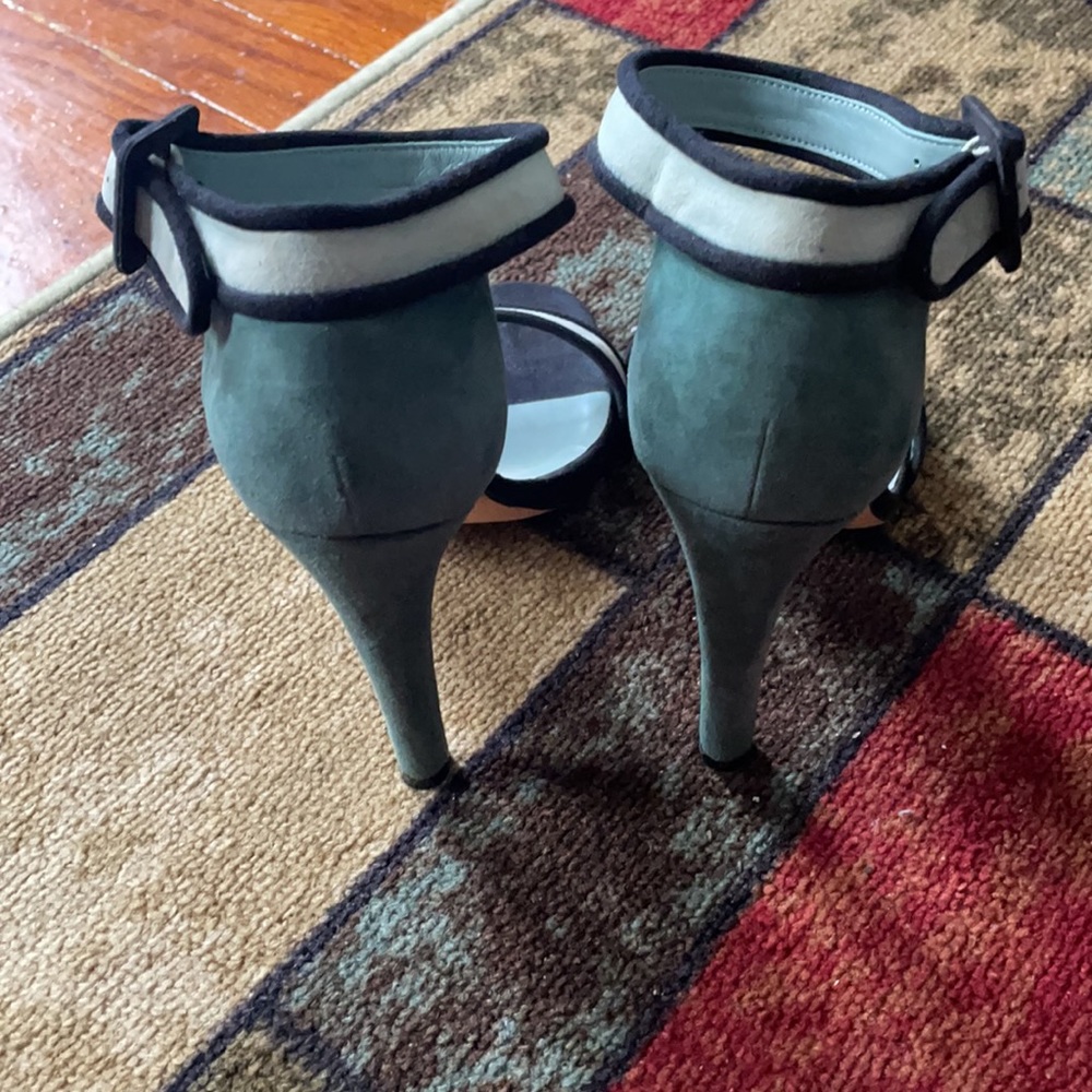 Light blue color blocked suede Gucci sandals - Picture 2 of 7